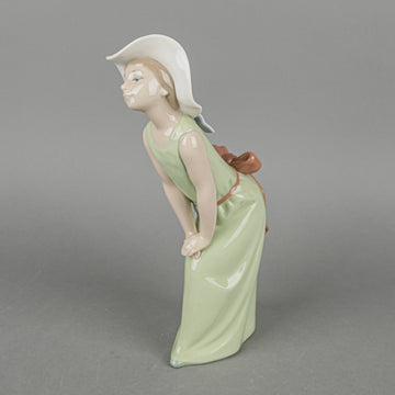 LLADRO Figurine Curious Girl With Straw Hat 5009
