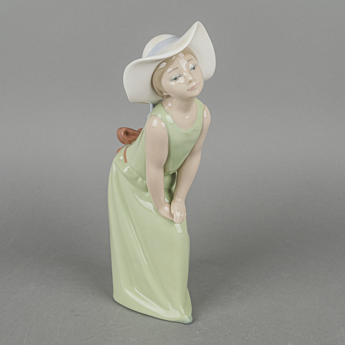 LLADRO Figurine Curious Girl With Straw Hat 5009