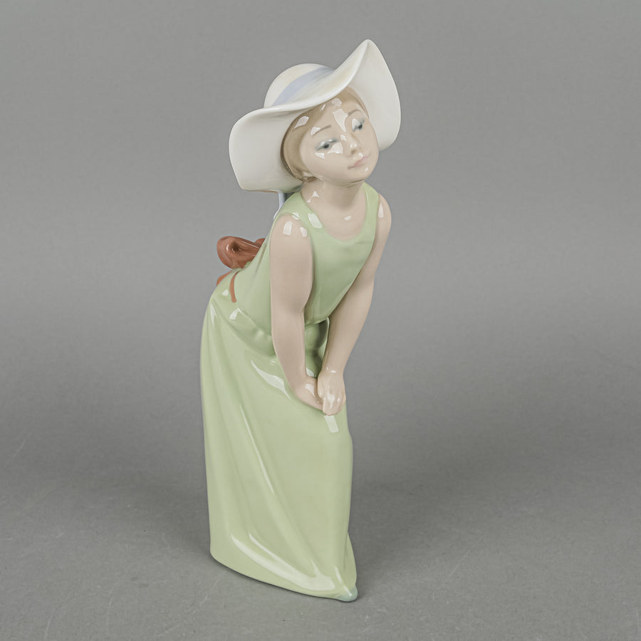LLADRO Figurine Curious Girl With Straw Hat 5009
