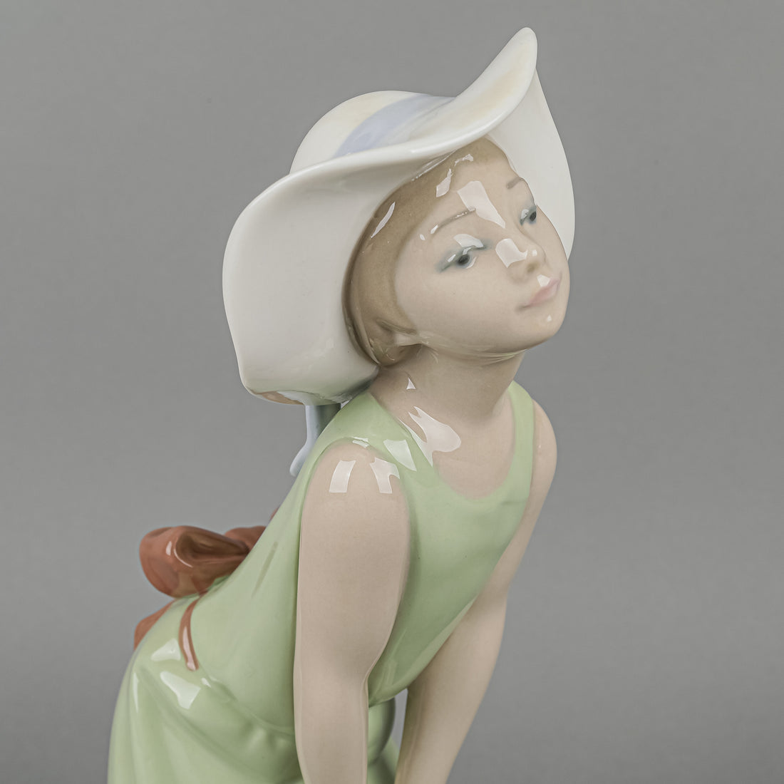 LLADRO Figurine Curious Girl With Straw Hat 5009