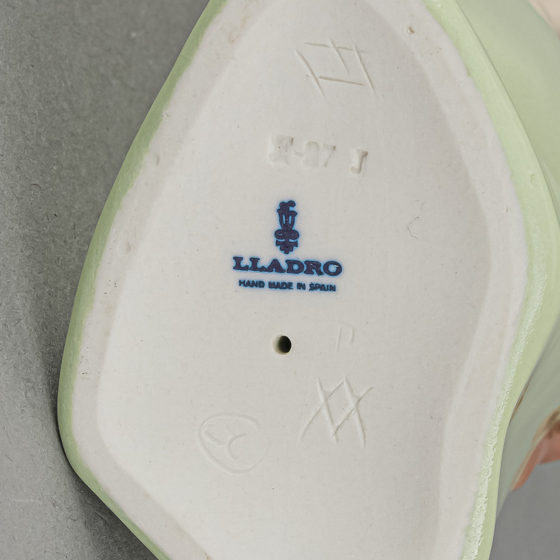 LLADRO Figurine Curious Girl With Straw Hat 5009