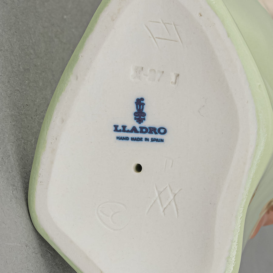 LLADRO Figurine Curious Girl With Straw Hat 5009