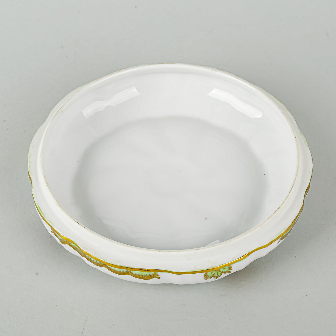 HEREND Queen Victoria Lidded Bonbonnier Strap Knob 6026