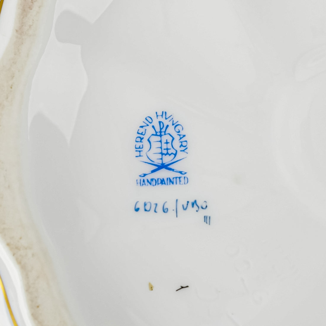 HEREND Queen Victoria Lidded Bonbonnier Strap Knob 6026