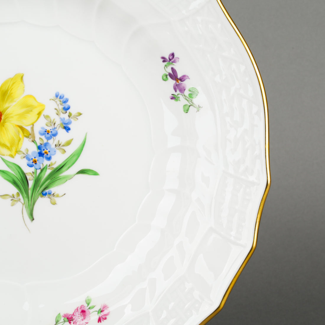 MEISSEN Floral Embossed Dinner Plate Daffodil