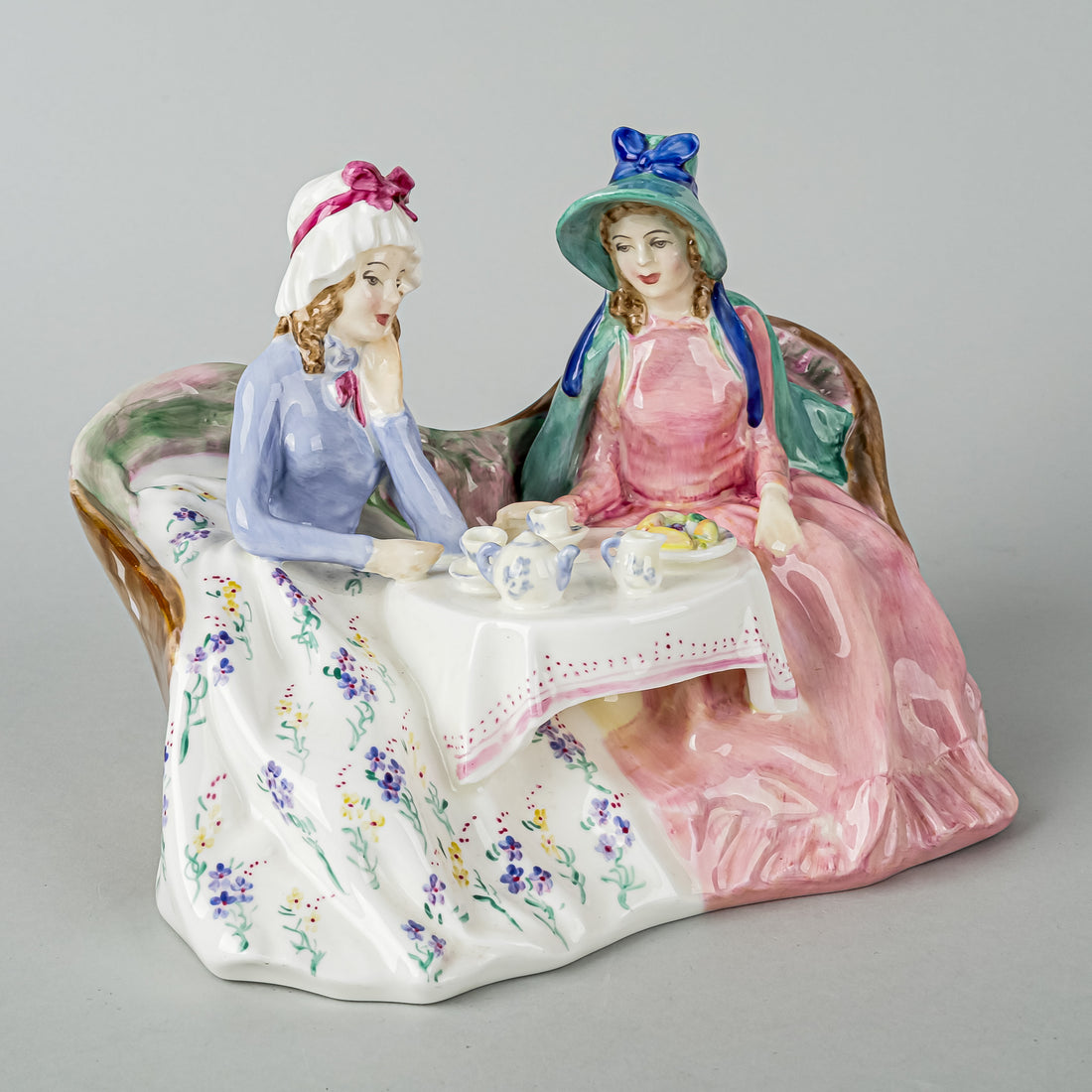 ROYAL DOULTON Figurine Afternoon Tea HN 1747