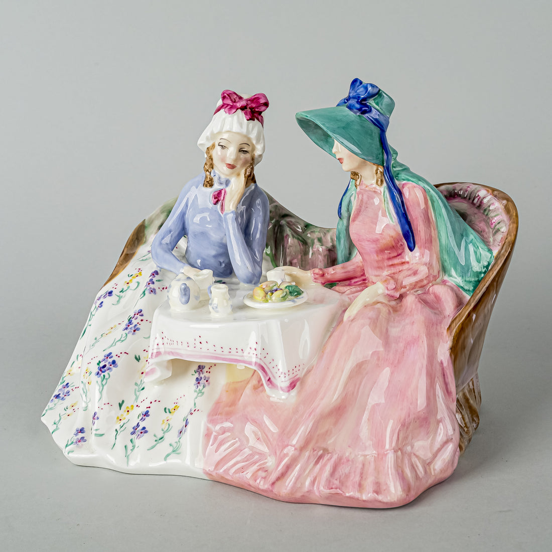 ROYAL DOULTON Figurine Afternoon Tea HN 1747