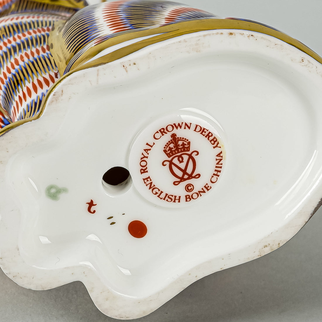 ROYAL CROWN DERBY Paperweight Sitting Cat - Ceramic Stopper