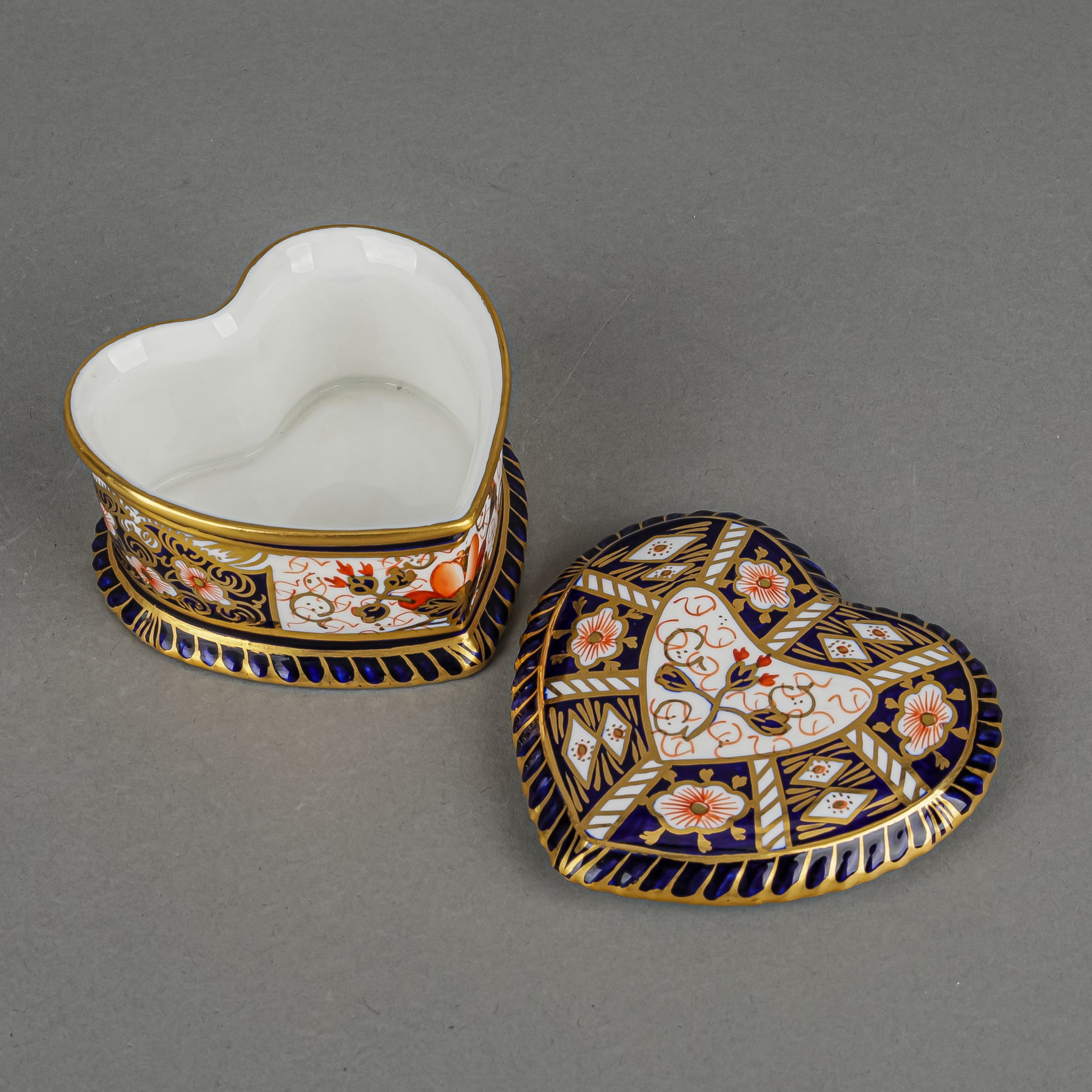ROYAL CROWN DERBY Traditional Imari 2451 Lidded Heart Trinket Box