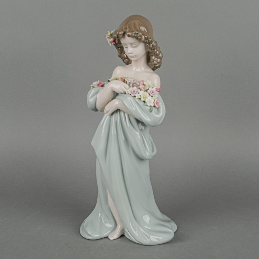 LLADRO Figurine Petals Of Love 6346