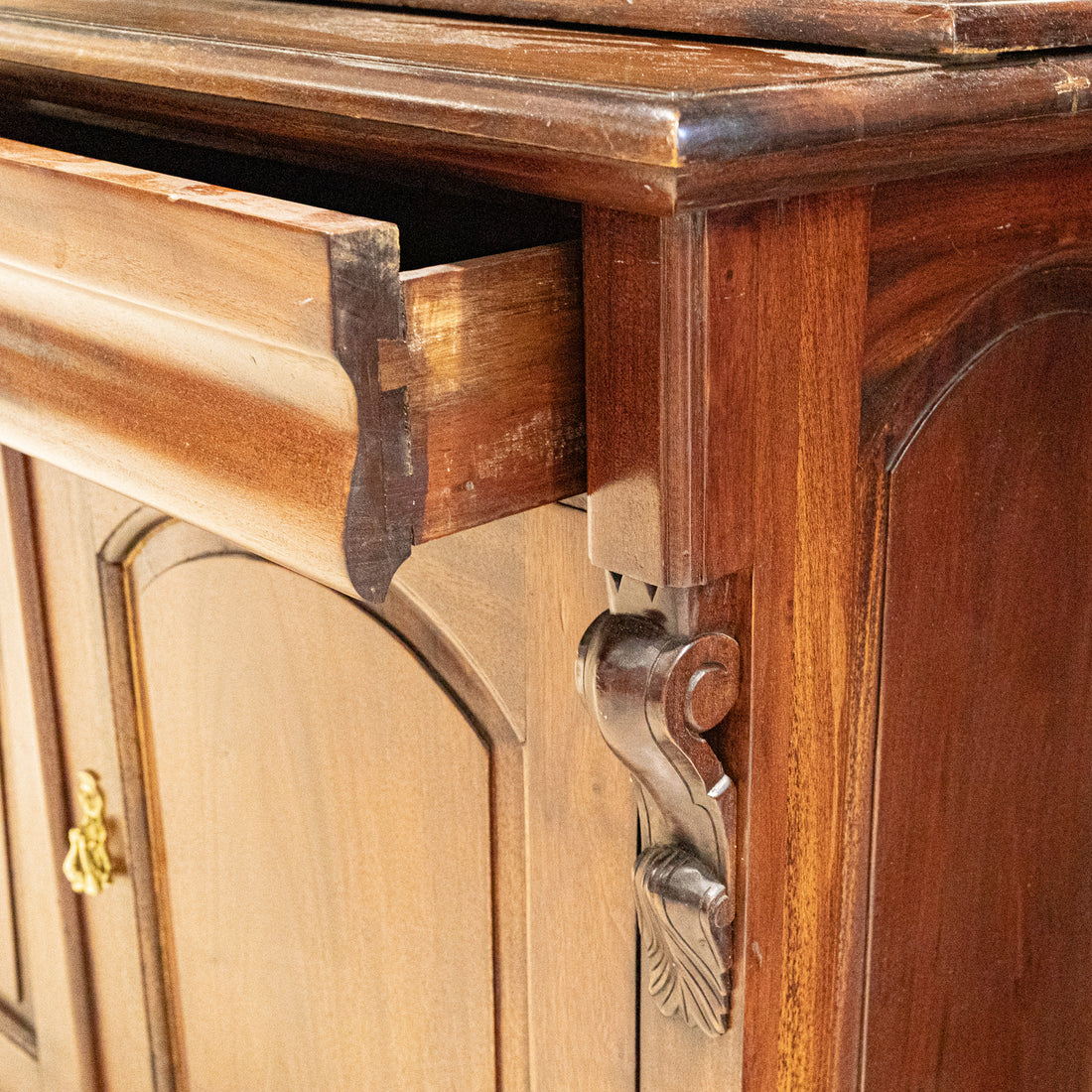 Modern Georgian Style Mahogany Finish China Cabinet