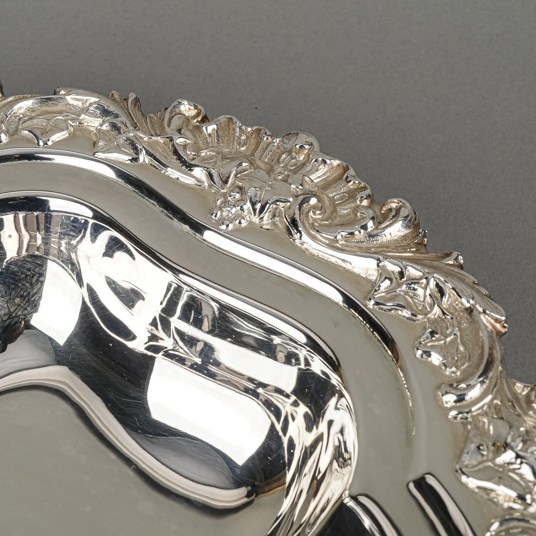 LIPMAN BROS Old English Reproduction Silverplate Covered Entree Dish