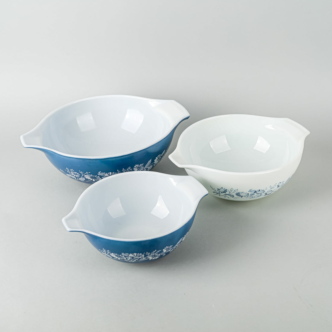 PYREX Colonial Mist Cinderella Mixing Bowl Set Of 3