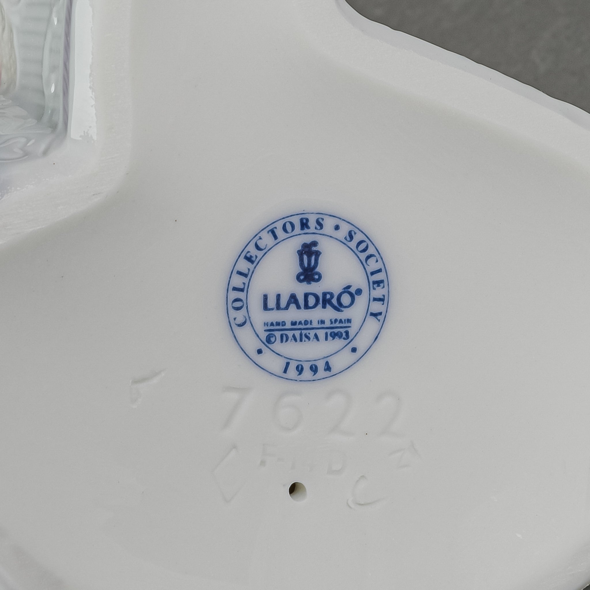 LLADRO Figurine Basket Of Love 7622 - Around The Block