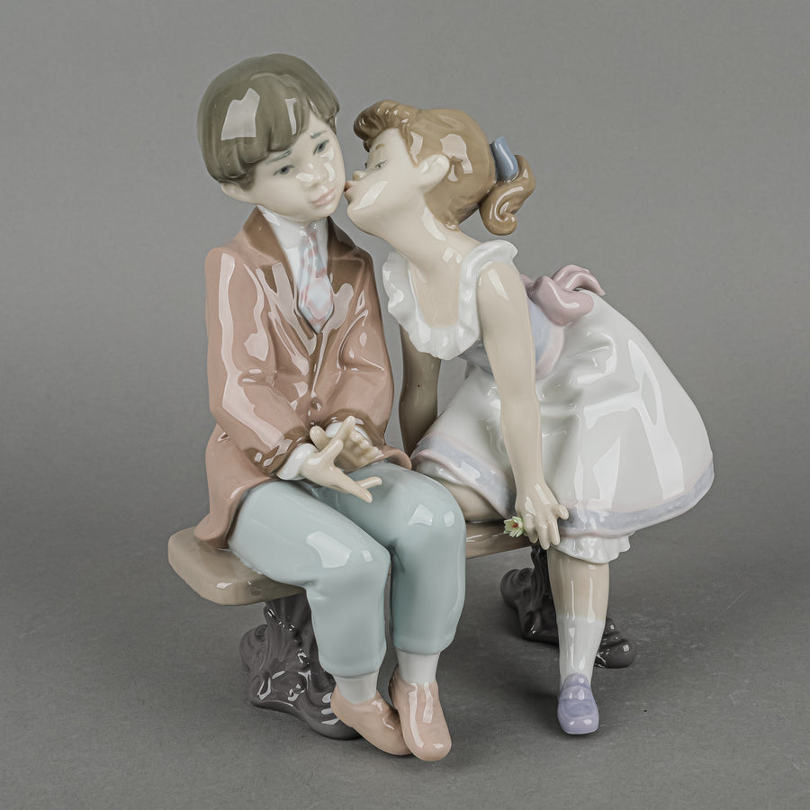 LLADRO Figurine Ten And Growing 7635