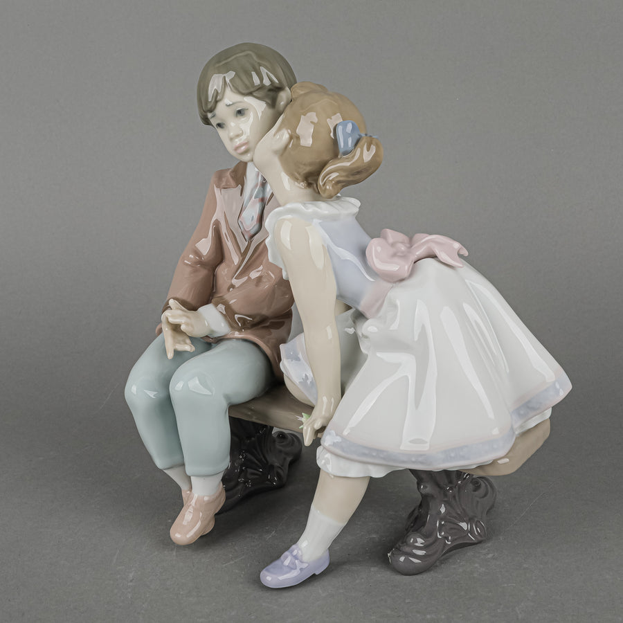 LLADRO Figurine Ten And Growing 7635