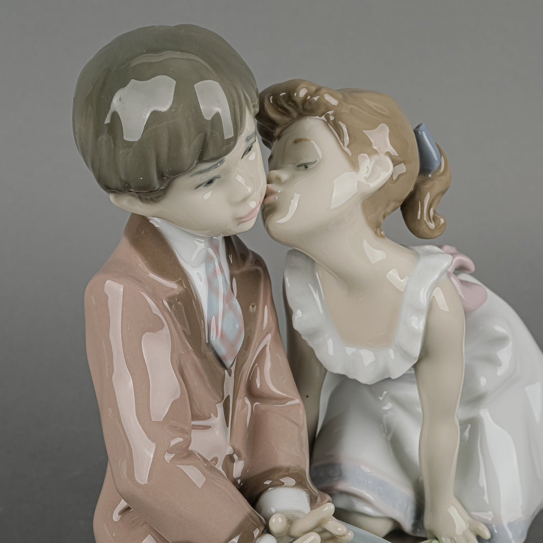 LLADRO Figurine Ten And Growing 7635
