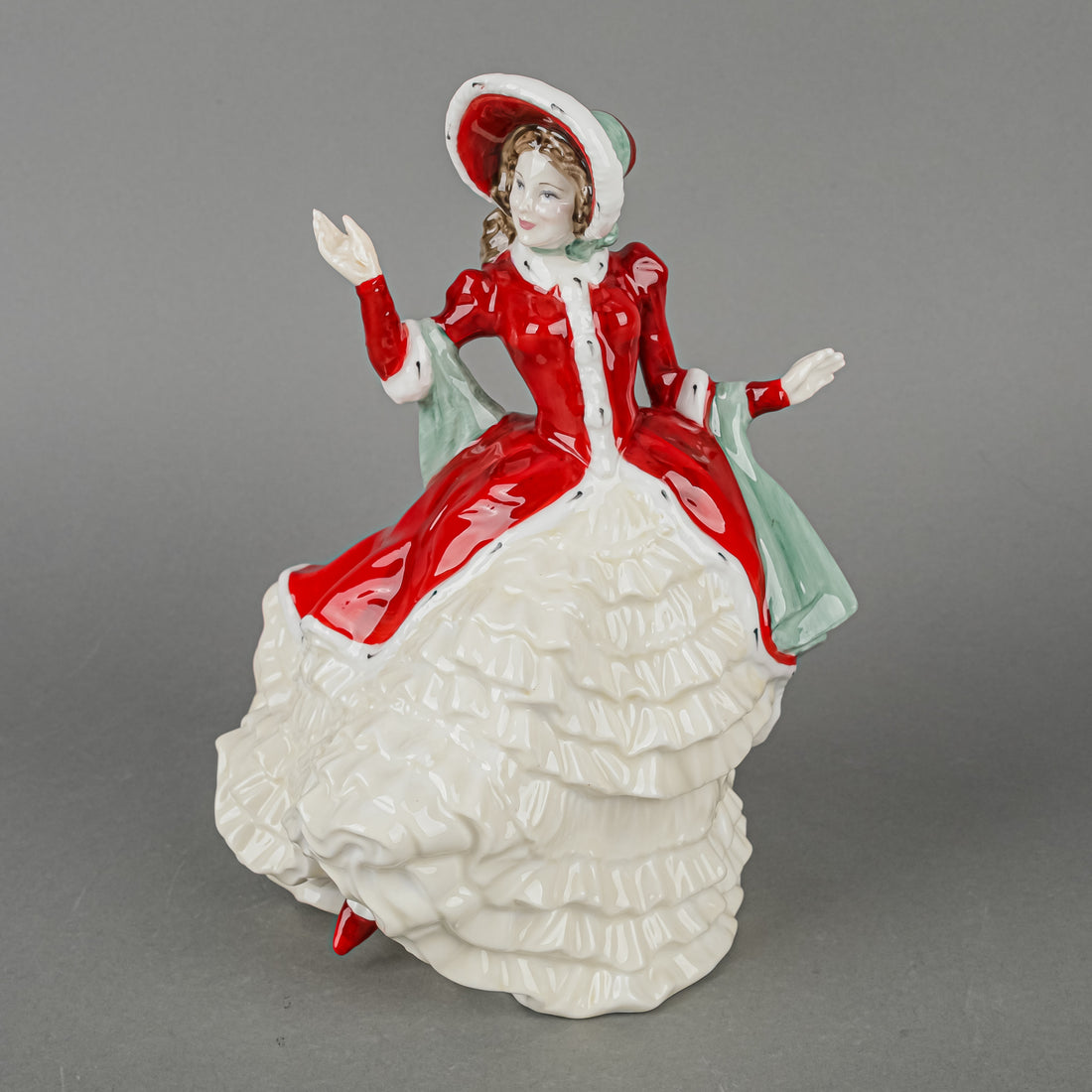 ROYAL DOULTON Figurine Victorian Christmas HN 4675