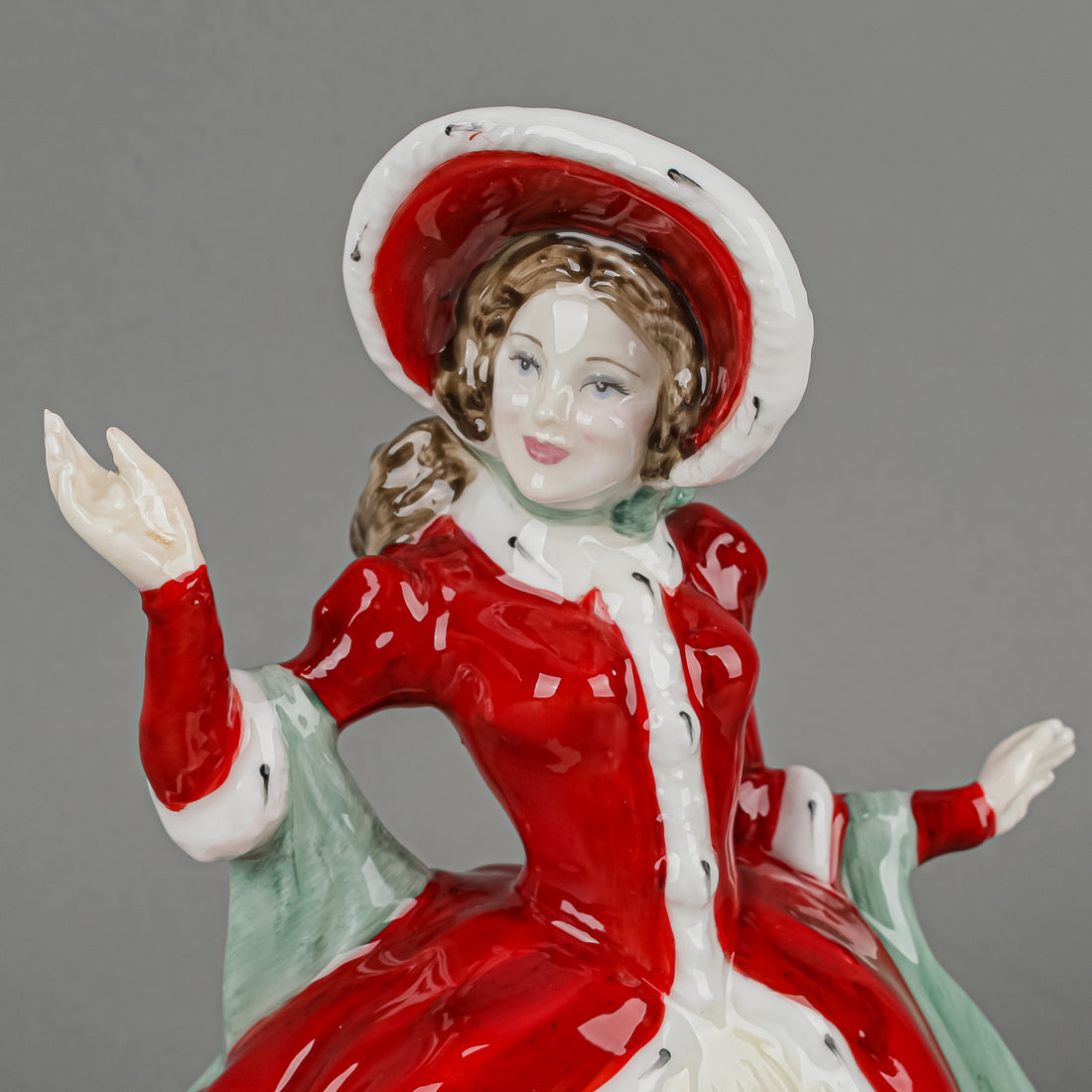 ROYAL DOULTON Figurine Victorian Christmas HN 4675