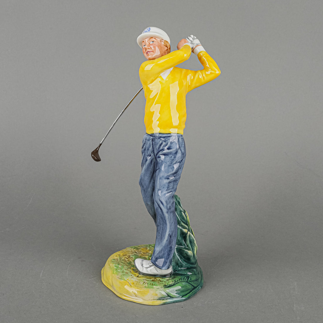 ROYAL DOULTON Figurine Teeing Off HN 3276