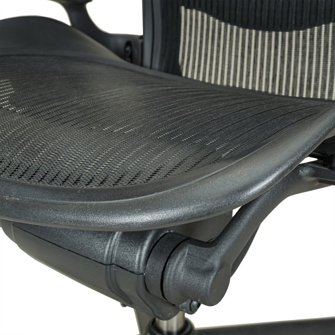 HERMAN MILLER Aeron Chair With Headrest