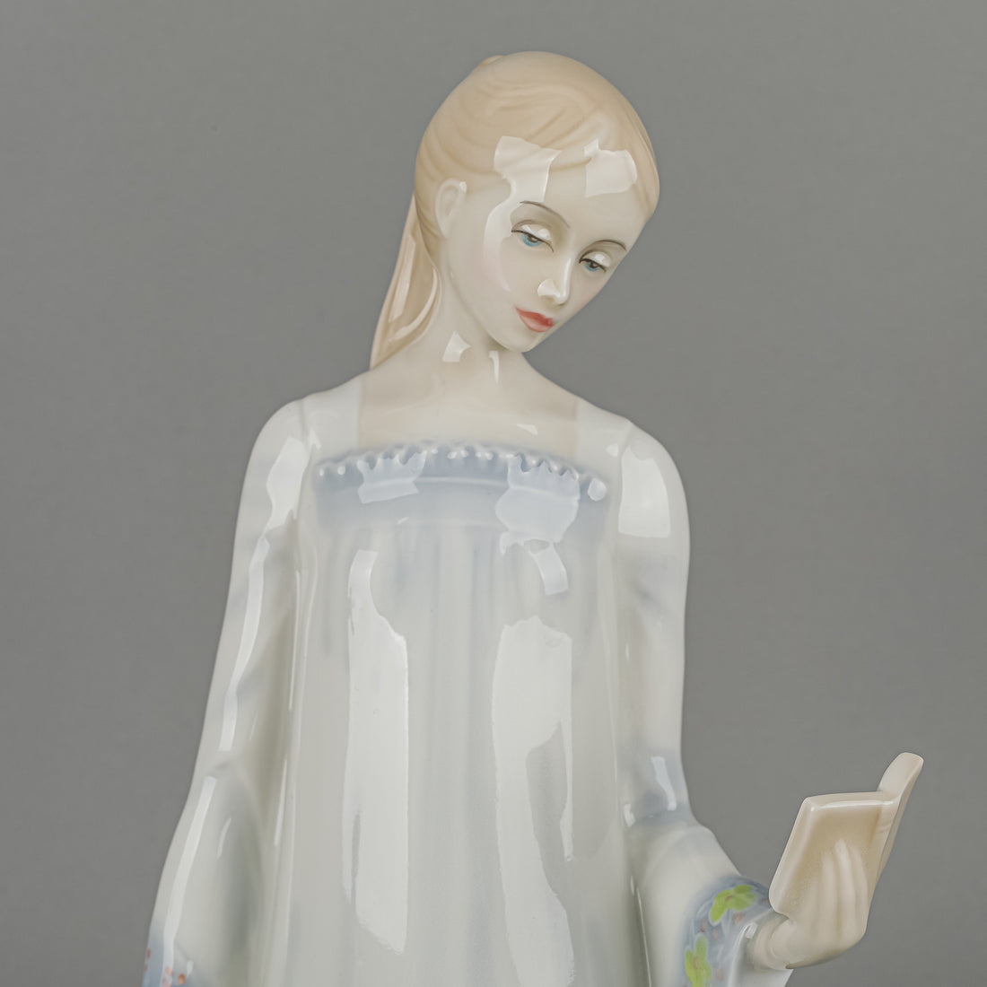 ROYAL DOULTON Reflections Secret Moment HN 3106