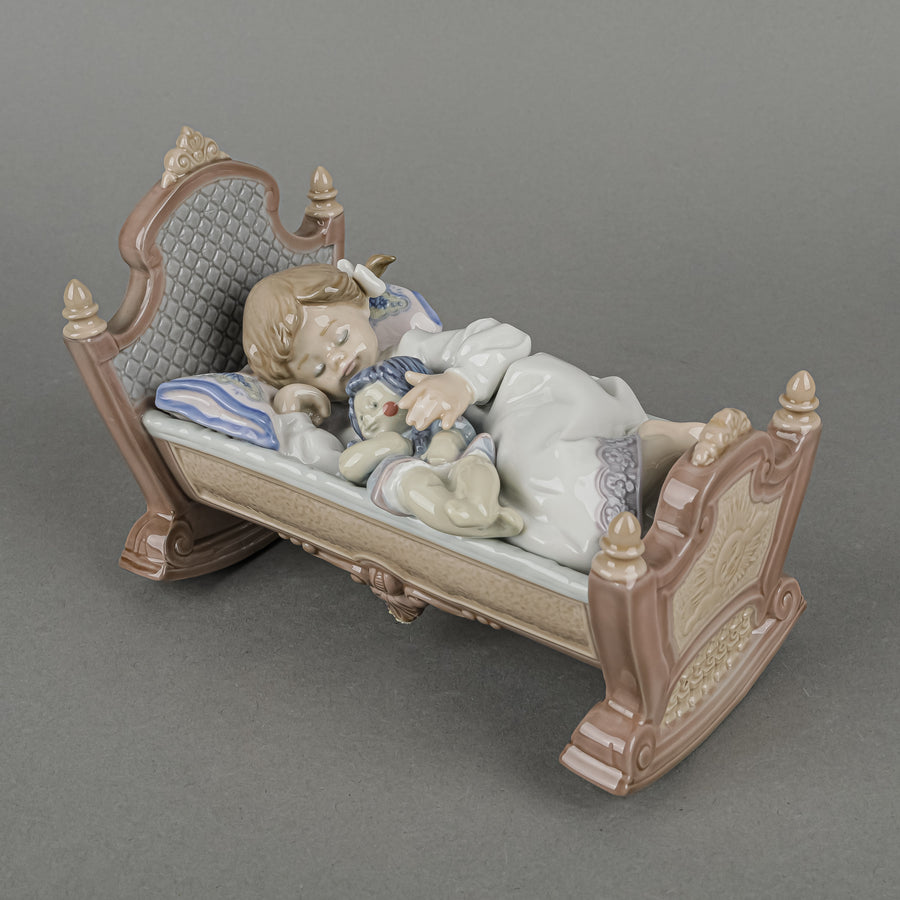 LLADRO Figurine Rock A Bye Baby 5717