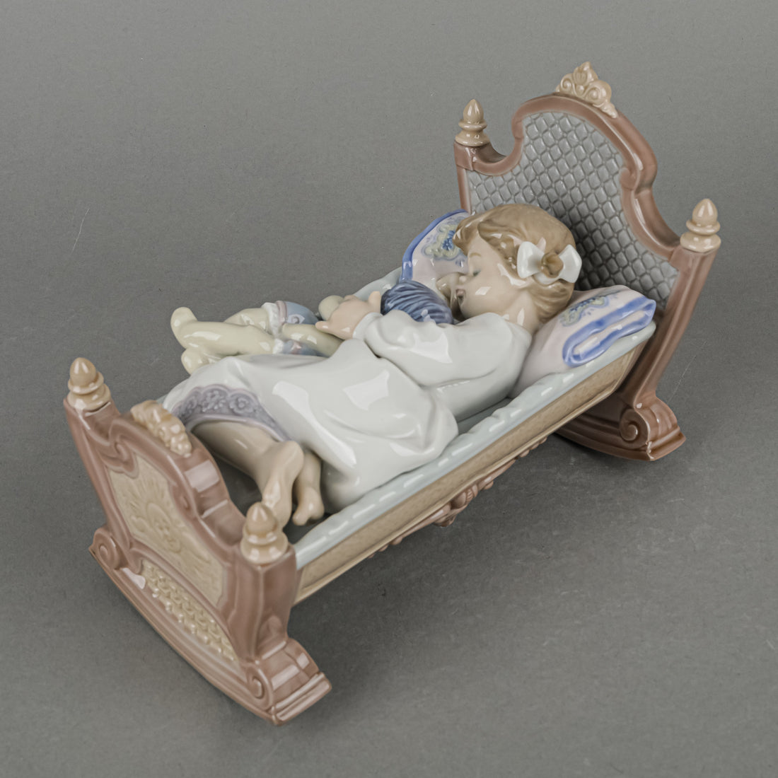LLADRO Figurine Rock A Bye Baby 5717