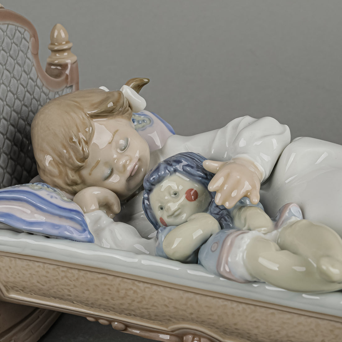LLADRO Figurine Rock A Bye Baby 5717