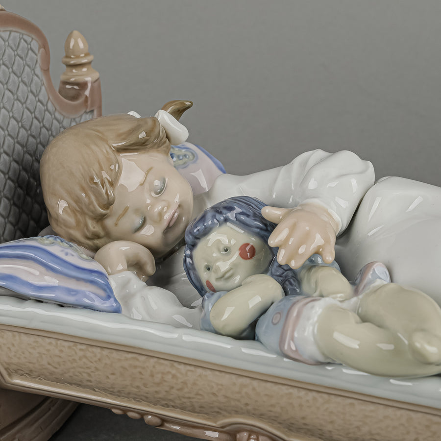 LLADRO Figurine Rock A Bye Baby 5717