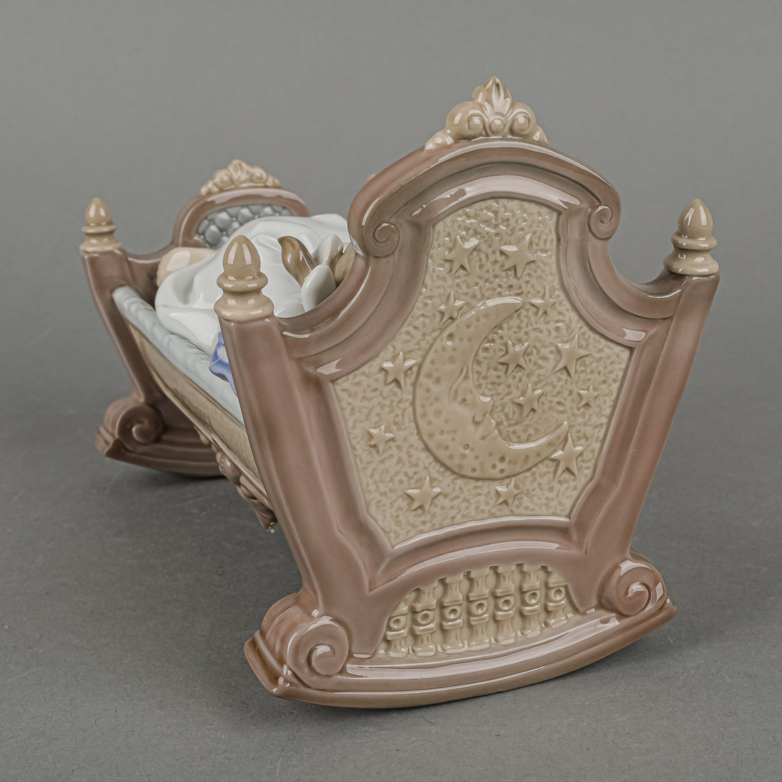 LLADRO Figurine Rock A Bye Baby 5717