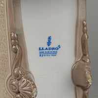 LLADRO Figurine Rock A Bye Baby 5717