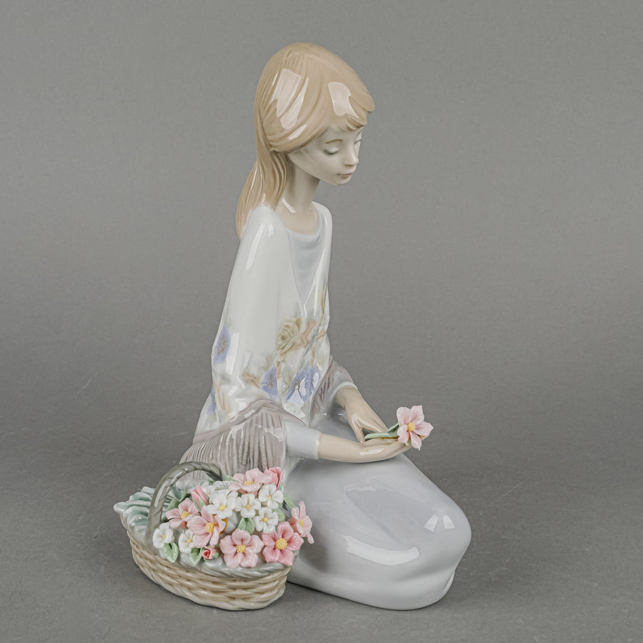 LLADRO Figurine Flower Song 7607 H7.25"