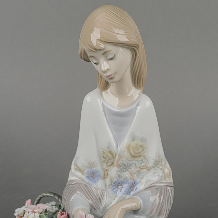LLADRO Figurine Flower Song 7607 H7.25"