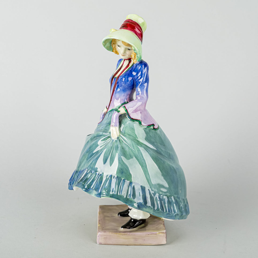 ROYAL DOULTON Figurine Pantalettes HN 1362