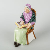 ROYAL DOULTON Figurine Family Album HN 2321