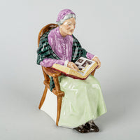 ROYAL DOULTON Figurine Family Album HN 2321