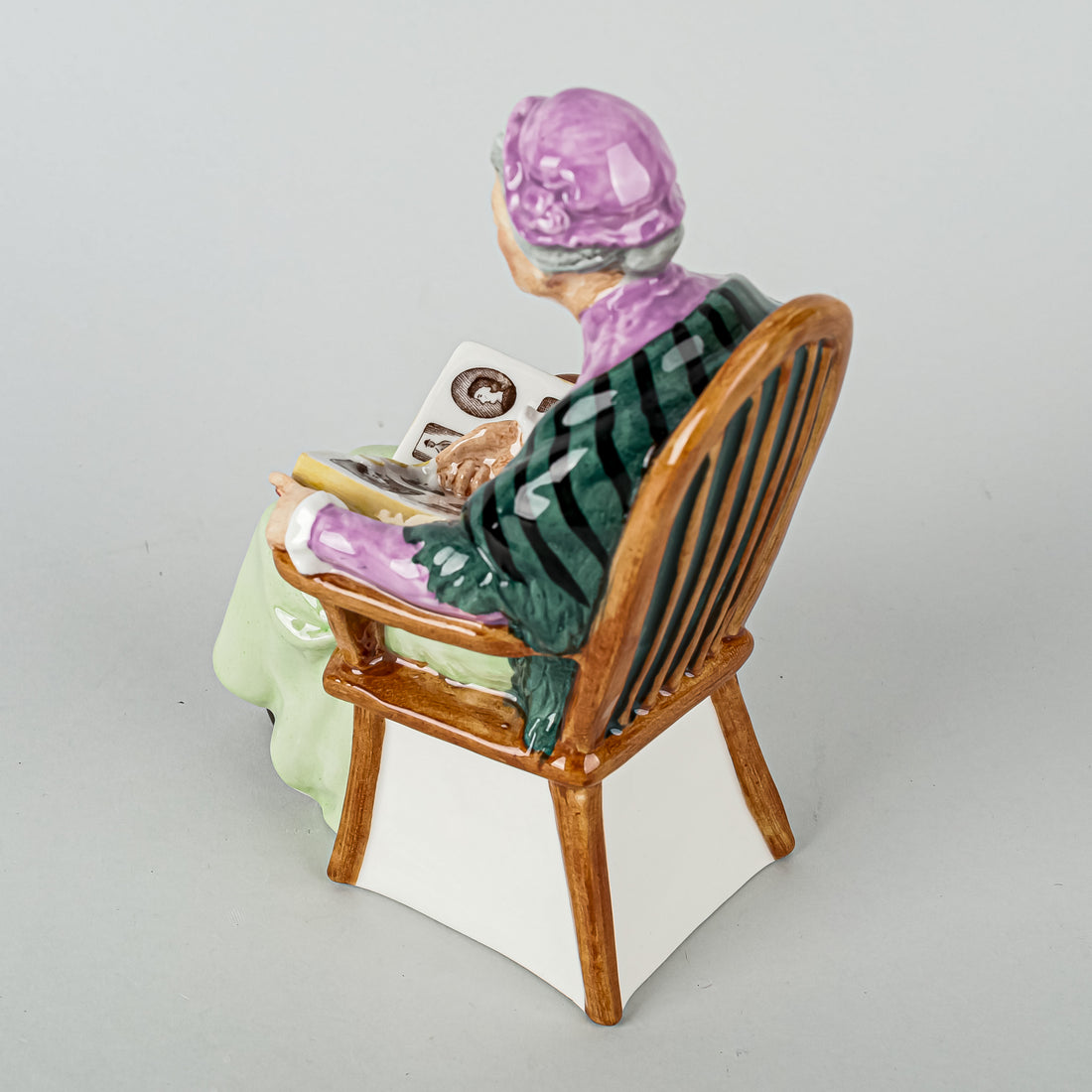 ROYAL DOULTON Figurine Family Album HN 2321