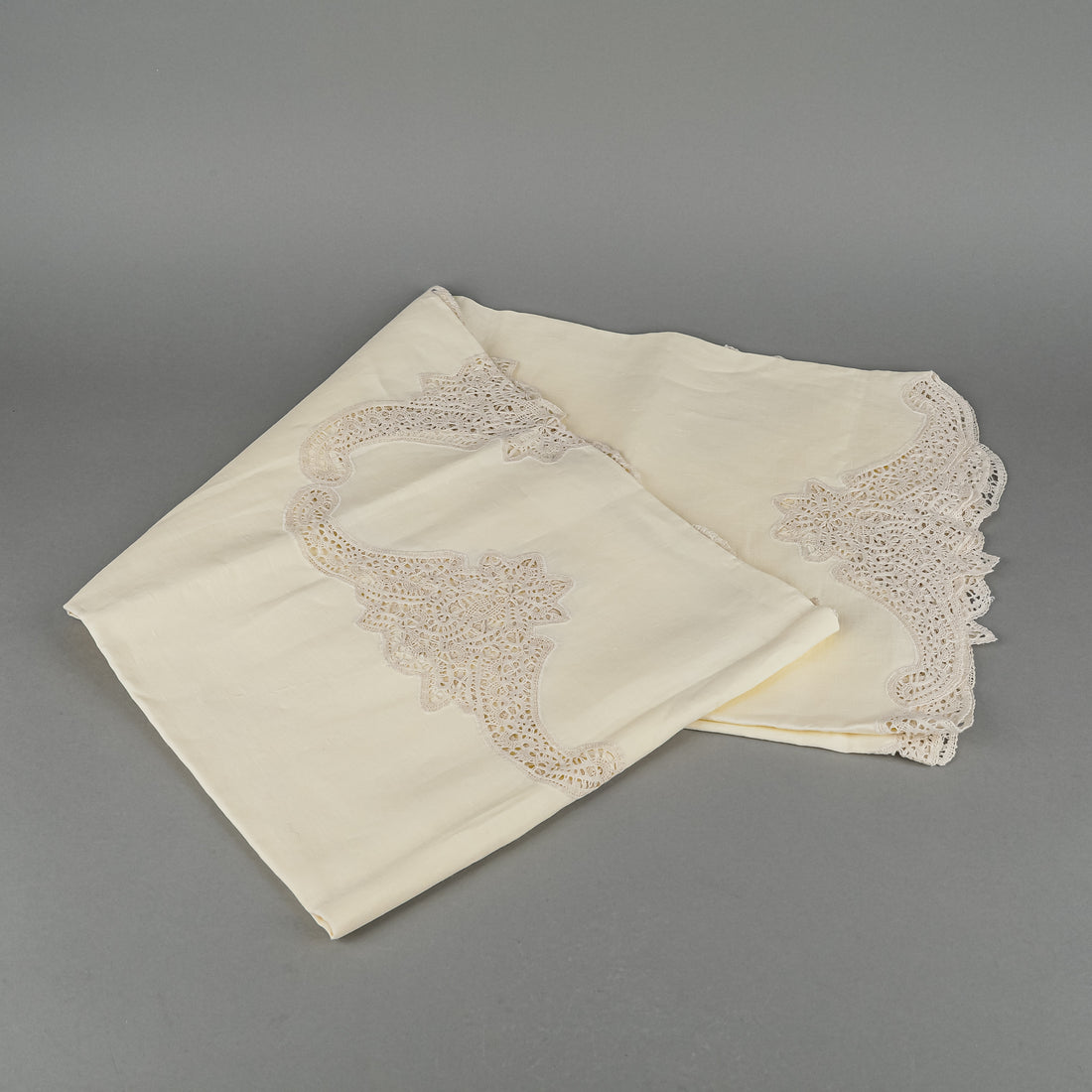 Linen with Lace Tablecloth And 12 Napkins