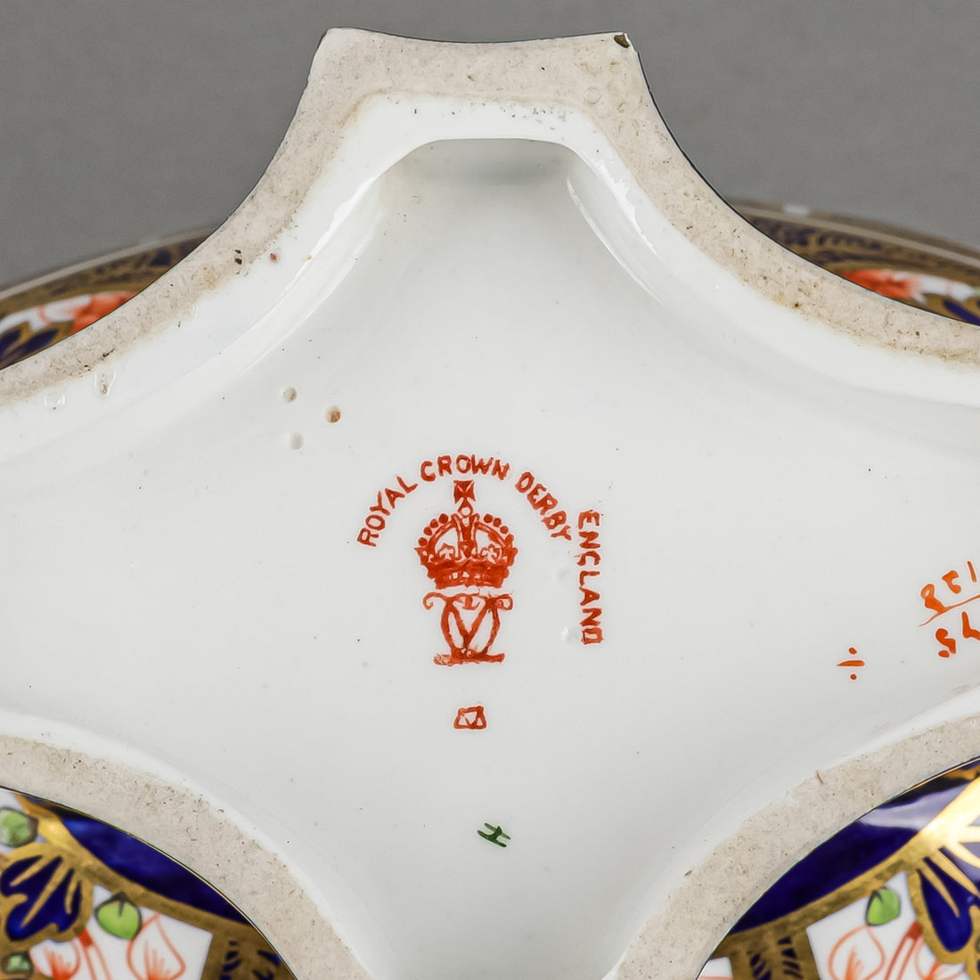 ROYAL CROWN DERBY Old Imari 1128 Oval Pedestal Dish 1575