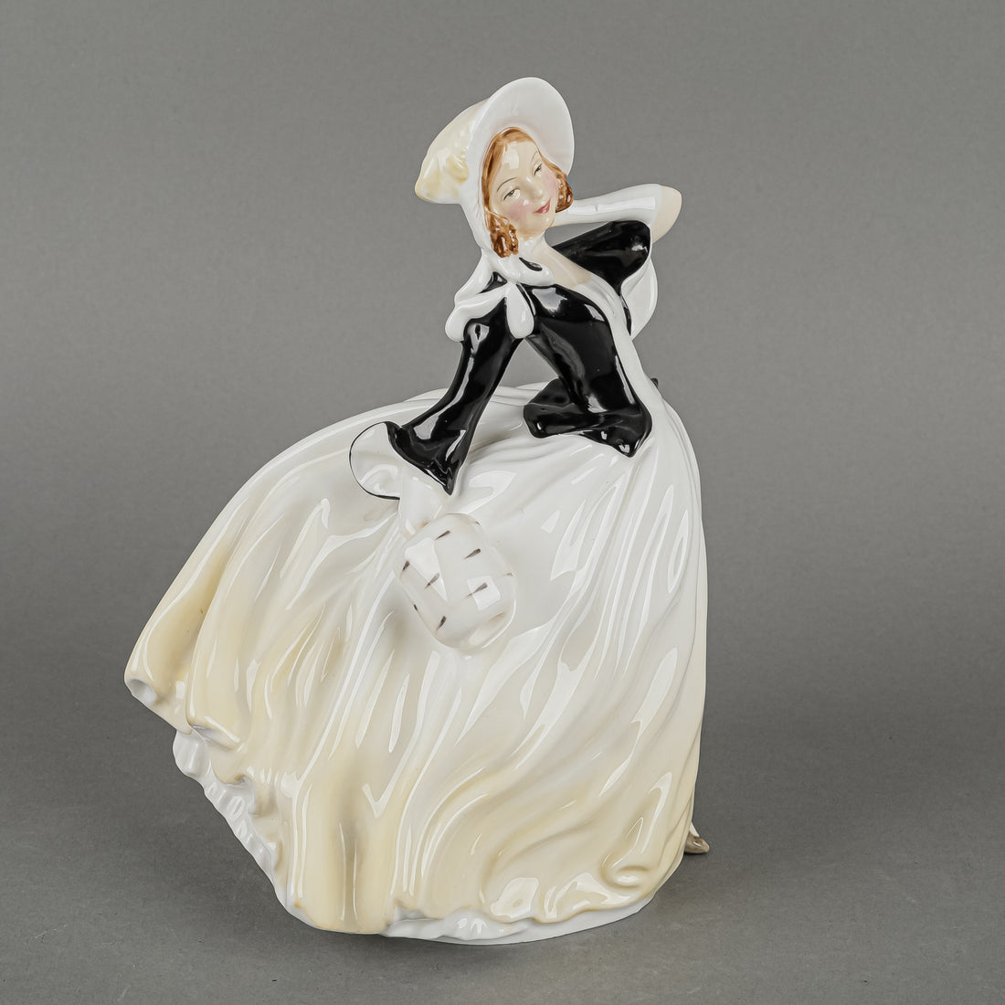 ROYAL DOULTON Figurine Autumn Breezes HN 2147