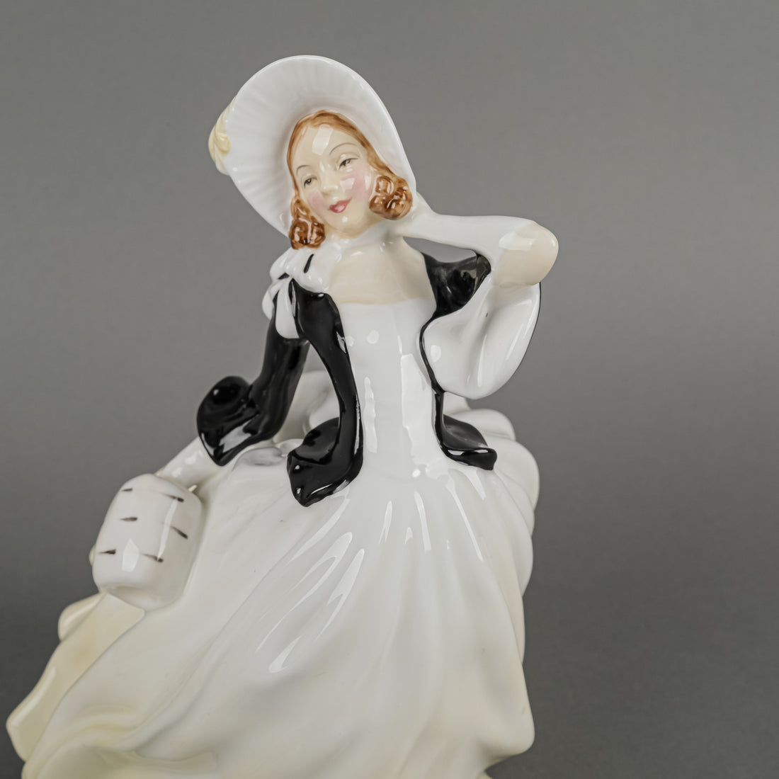ROYAL DOULTON Figurine Autumn Breezes HN 2147