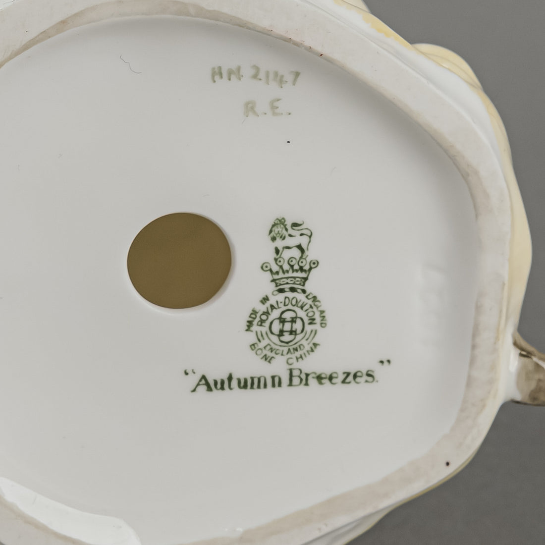 ROYAL DOULTON Figurine Autumn Breezes HN 2147