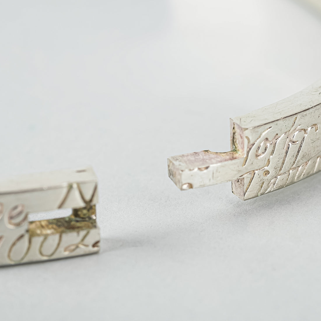 TIFFANY & CO Sterling Notes Fifth Ave Hinged Bangle Bracelet
