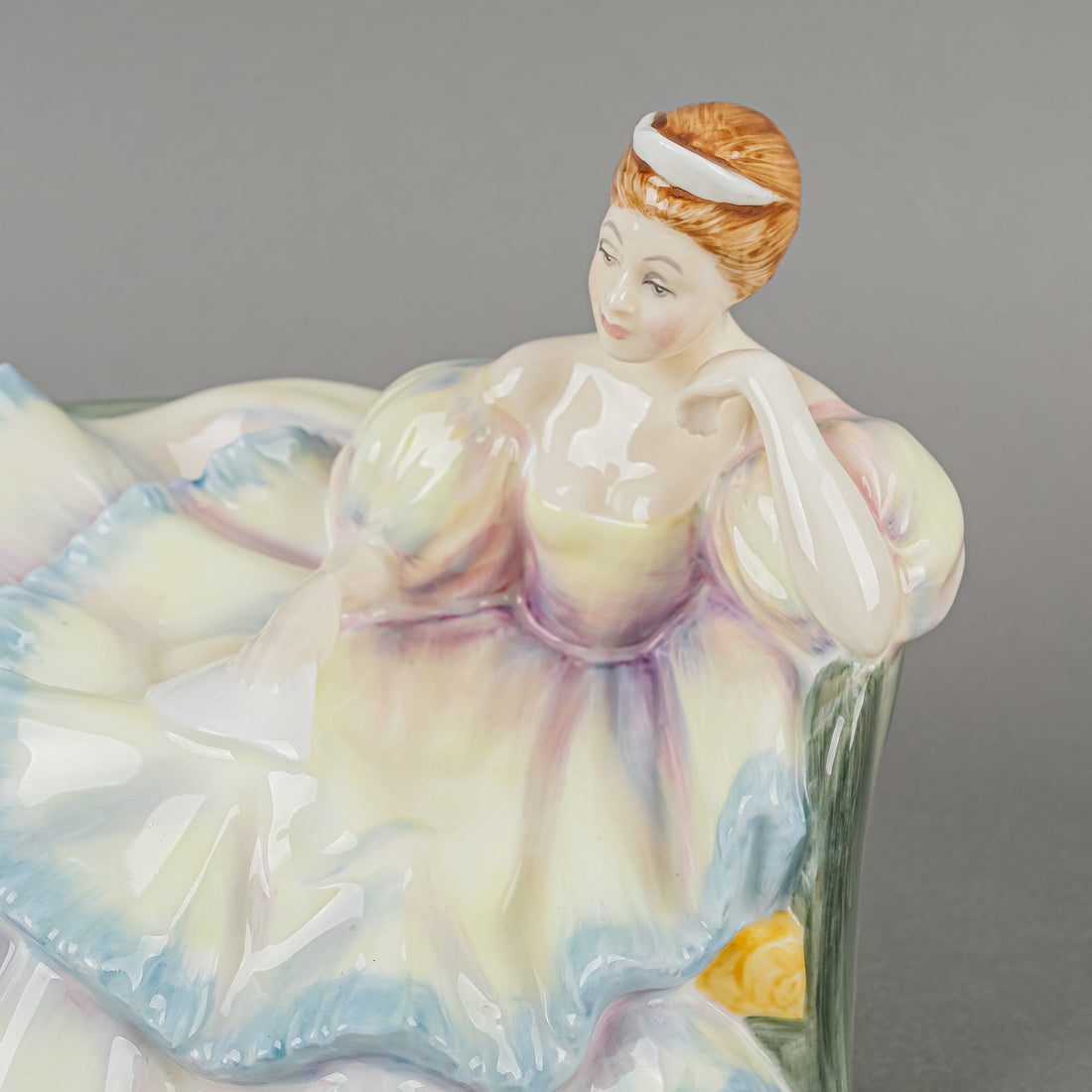 ROYAL DOULTON Figurine Pauline HN 2441