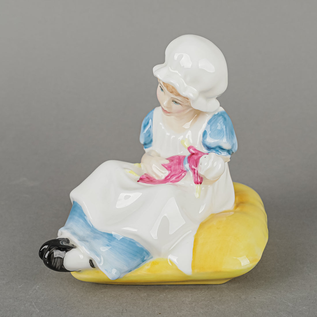 ROYAL DOULTON Figurine Ellen HN 3020 Kate Greenaway Series