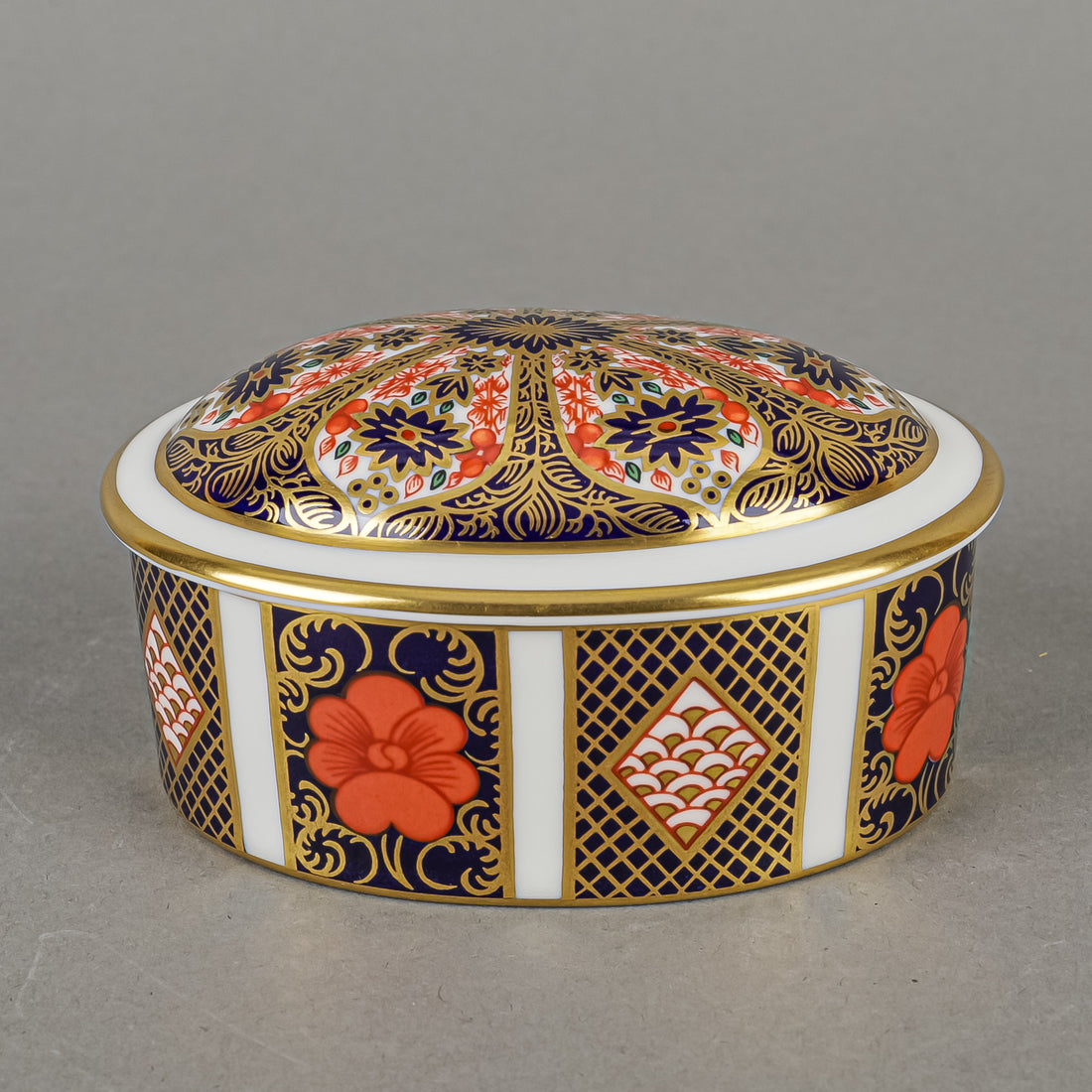 ROYAL CROWN DERBY Old Imari 1128 Oval Covered Box