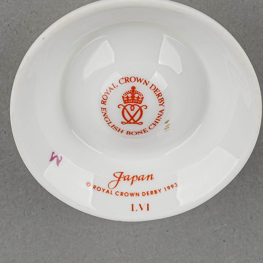 ROYAL CROWN DERBYJapan Eggs of The World w/Stand