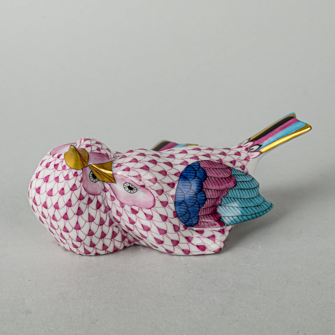 HEREND Figurine Love Birds 5059 Fishnet Blue And Pink