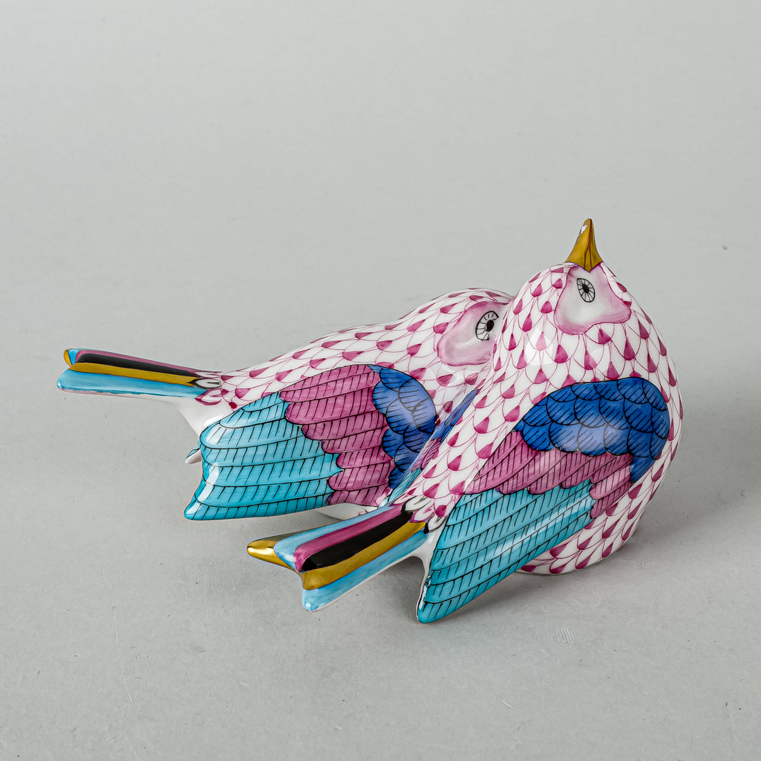 HEREND Figurine Love Birds 5059 Fishnet Blue And Pink